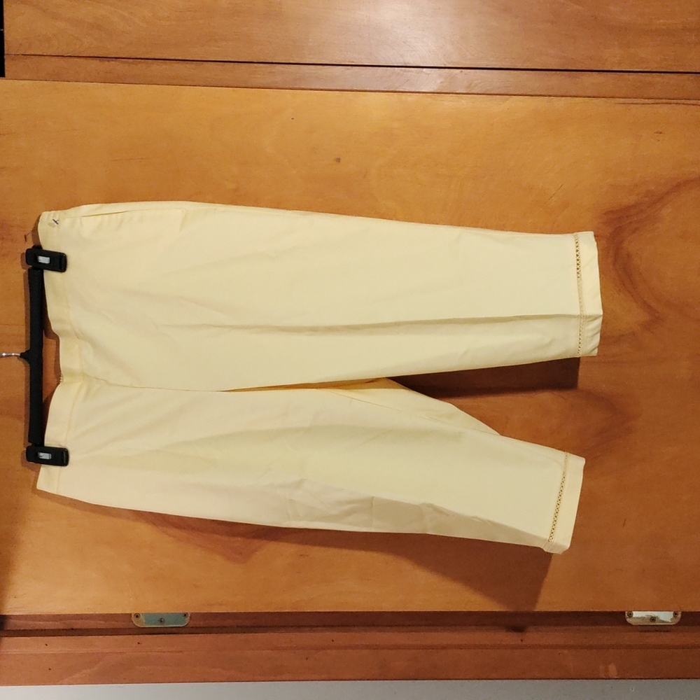 ✨ 🆕 Alfred dunner woman size 12p yellow capri pants